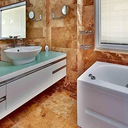 Sleeps 11 Pool Air Con Wifi