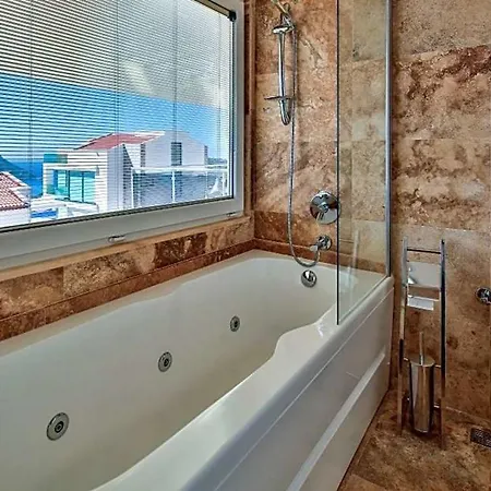 Sleeps 11 Pool Air Con Wifi